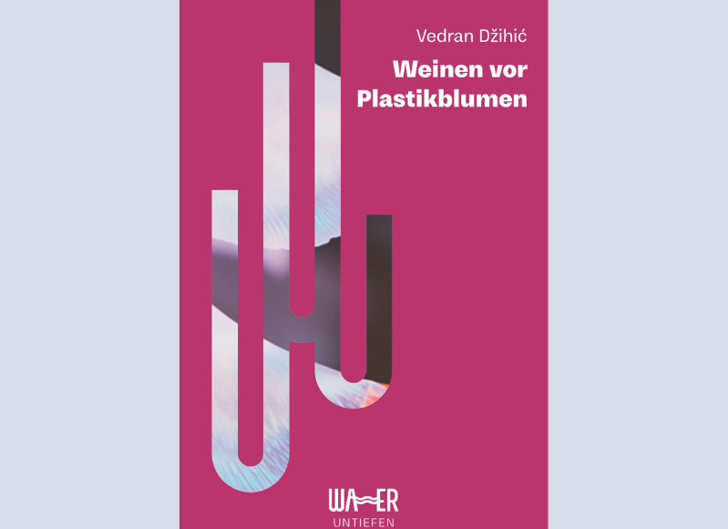 Weinen vor Plastikblumen 